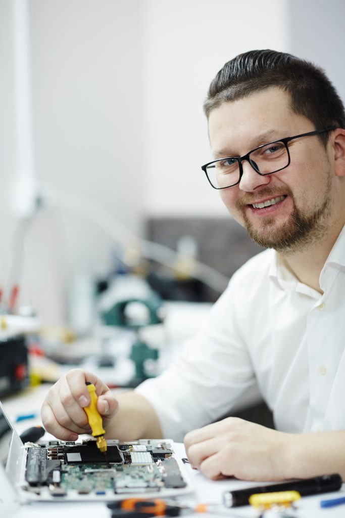Técnico de CESER reparando una placa